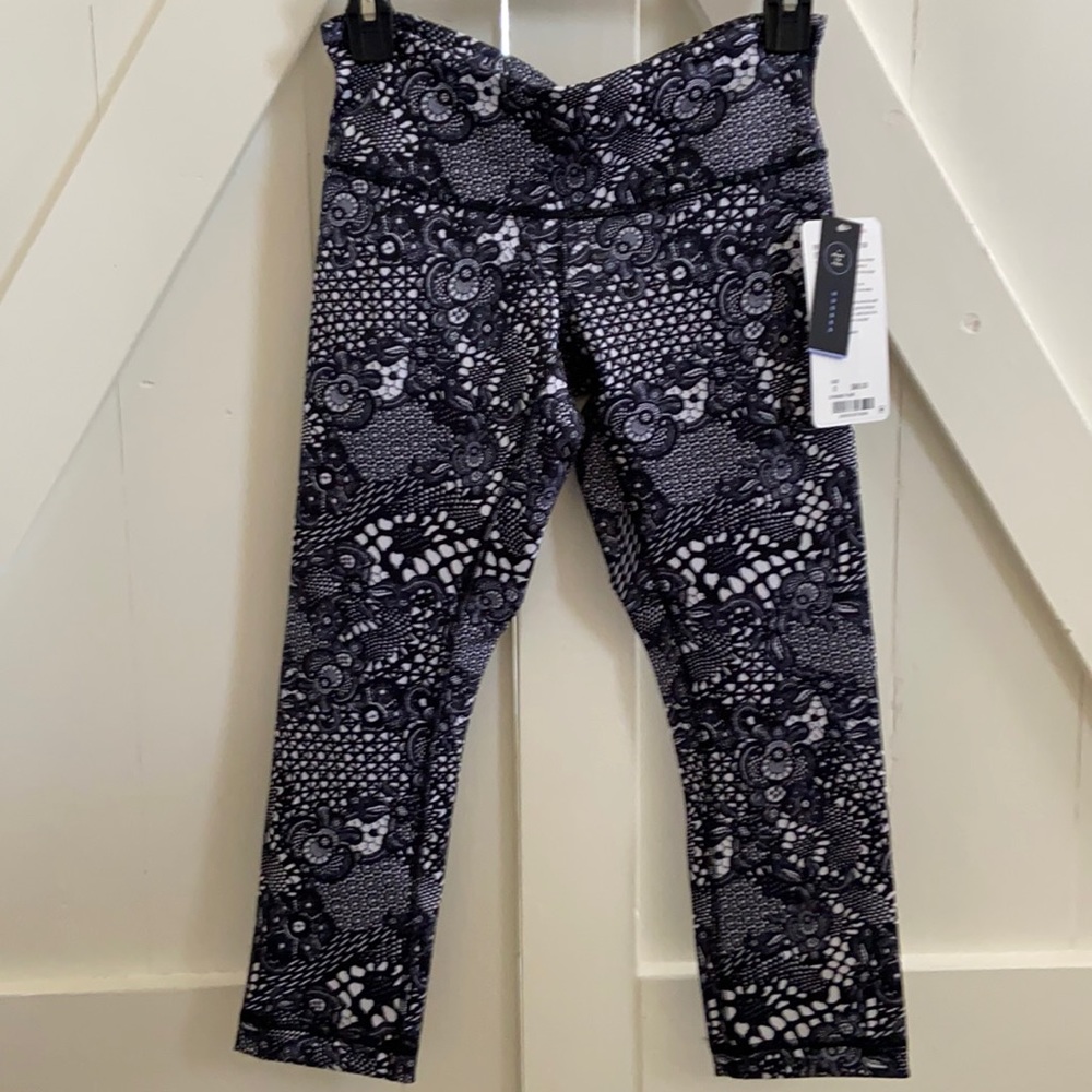 NWT lululemon Wunder Under III Crop, size 6.